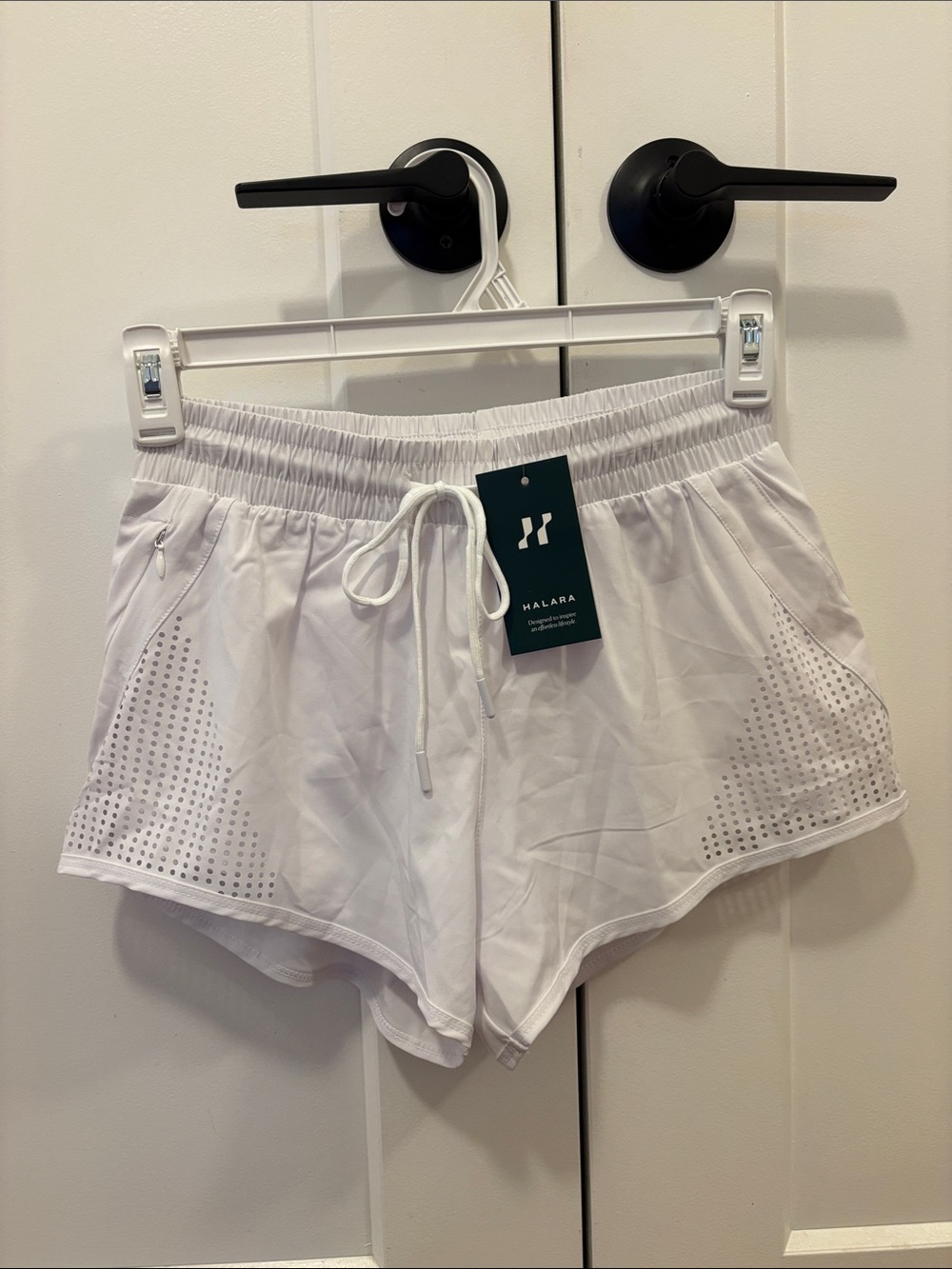 HALARA White Athletic Mesh-Trim Shorts